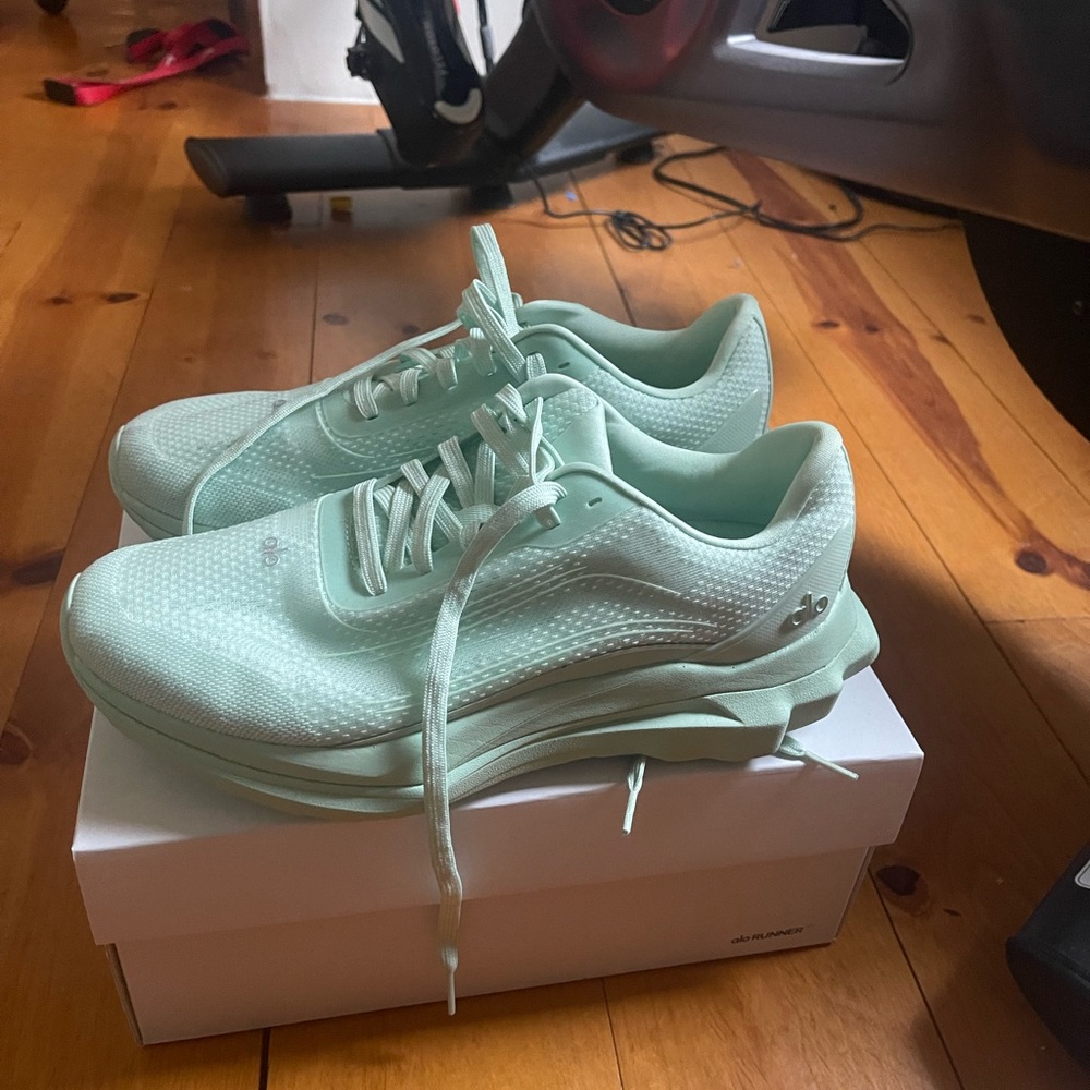 Alo yogaWomen's Mint Green Running Shoes size 9.5new